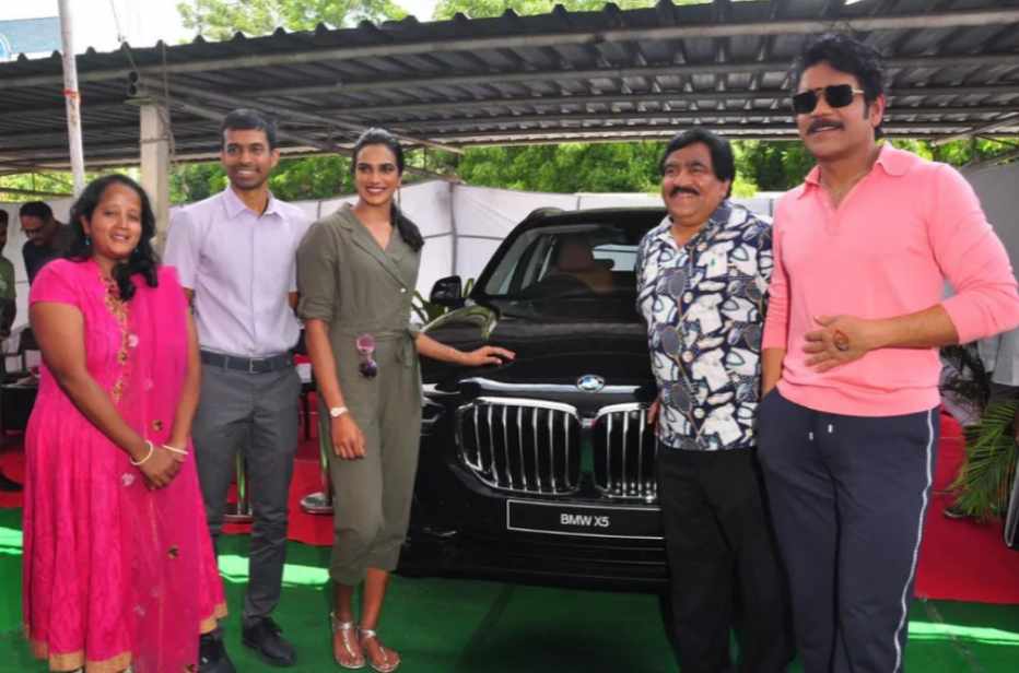 BMW-car-gifted-to-sportstar-PVSindhu-at-annapurna-studio