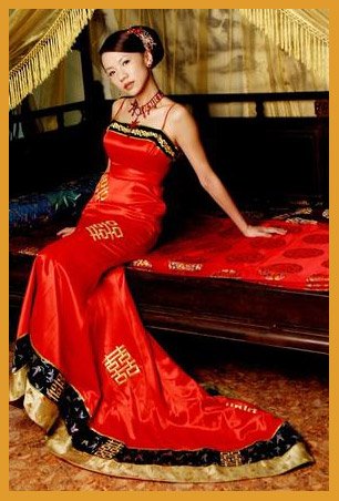 Chinese wedding gown Colour coordinated flowers 