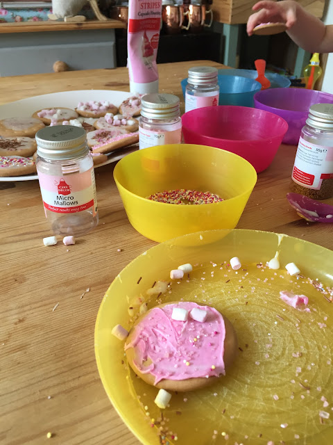 Biscuit decorating heaven with Cake Decor