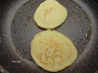 Pancakes που είναι εοιμα να βγουν απο το τηγάνι για να σιροπιαστουν και να φαγωθουν