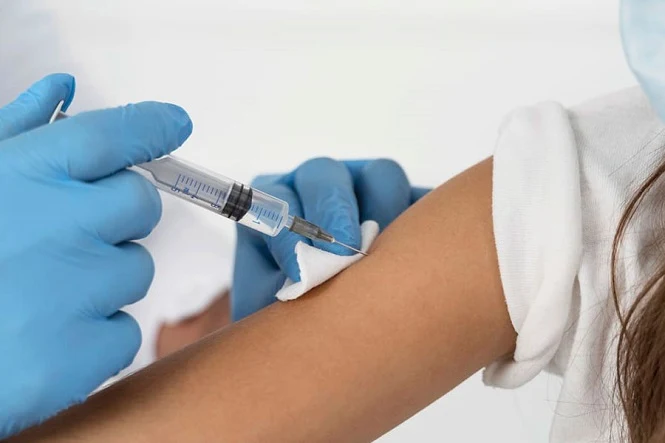 Enfermedades crónicas: Recomiendan aplicarse la vacuna contra el Covid y luego las de la gripe y la neumonía