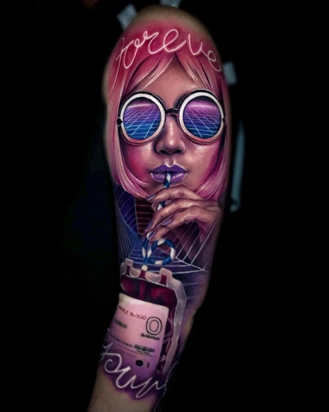 Imagen de un tatuaje de mujer con gafas