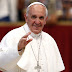 Ferenc pápa óriás székely kapun át érkezik, és arany rózsát hoz Csíksomlyóra