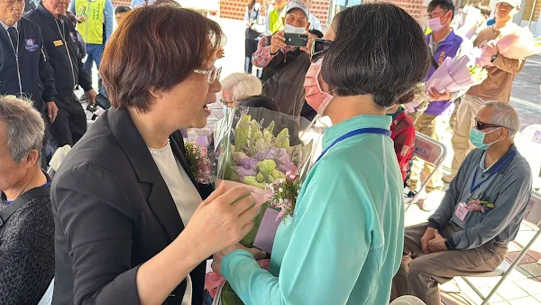 ▲彰化縣長王惠美獻上和平花束向二二八受難家屬致意。（記者林明佑攝）