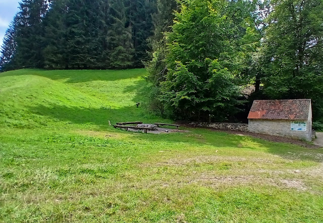 Grillstelle auf der Route zum Filsursprung in Wiesensteig