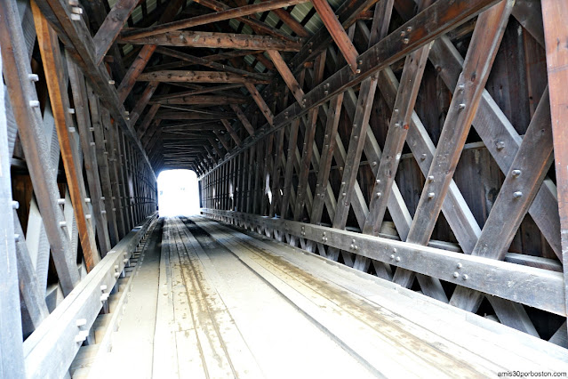 Interior del Puente Cubierto Hall Covered Bridge