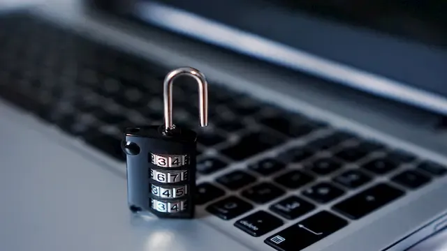 أمان الكمبيوتر الأساسي: كيف تحمي نفسك من الفيروسات والقراصنة والمتسللين