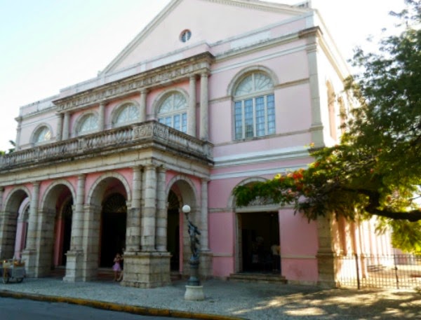 Teatro de Santa Isabel promove visita guiada com Apresentação Cutural  