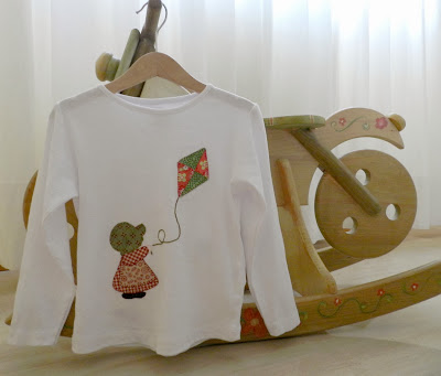 Camiseta niña. Camiseta Sunbonnet Sue. Camiseta Sue. Sunbonnet Sue. Camiseta Sunbonnet. Ropa infantil. Ropa niñas. Camiseta cometa. cometa. Camiseta patchwork.