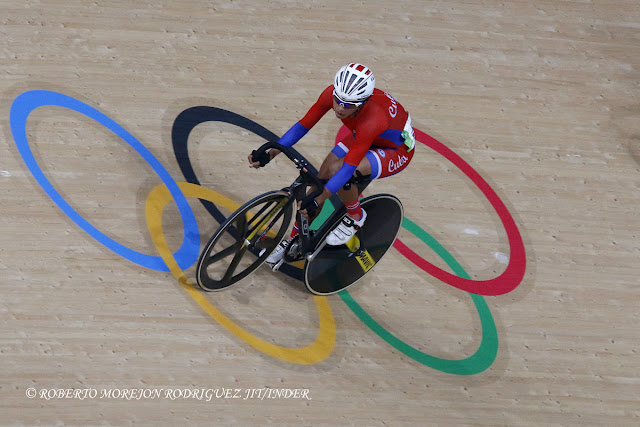 Marlies Mejías de Cuba compite en el Scratch (10 km) del Ómnium del ciclismo de pista de los Juegos Olímpicos de Río de Janeiro, en el Velódromo Olímpico, en Barra de Tijuca, Brasil, el 15 de agosto de 2016.