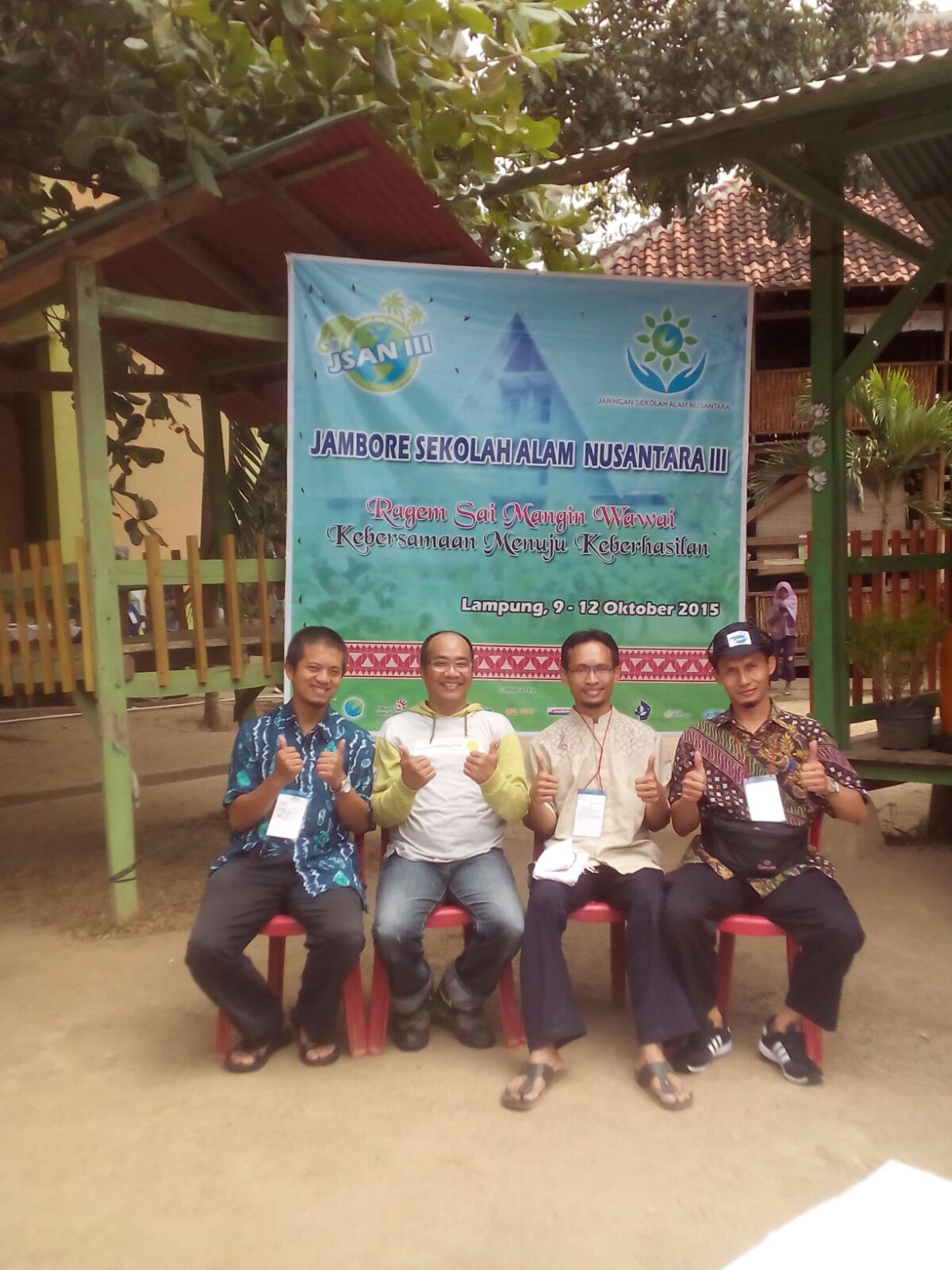 Dari yayasan SMP dan SD Tampak peserta antusias bisa berfoto dengan bang Lendo Bisa jadi kesempatan jambore ini saja minimal bisa ketemu bang