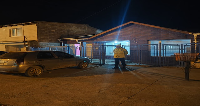 En el marco de una investigación por amenazas con arma de fuego, el Juzgado de Instrucción N° 2 del Distrito Judicial Norte ordenó allanamientos en dos domicilios de Río Grande. Dos hombres fueron notificados de sus derechos y se secuestraron elementos de interés para la causa.