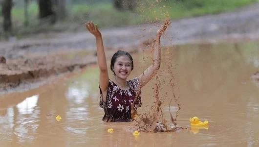 Kocak! ABG Cewek di Sumsel Protes Jalan Rusak dengan Berfoto ala Model