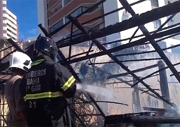 Incêndio destrói restaurante na Pituba