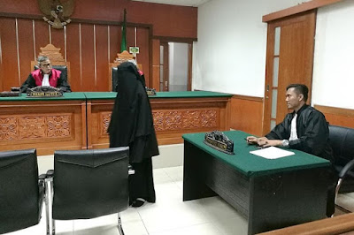 Anggi Indah Kusuma appearing in a West Jakarta district court in March 2018.