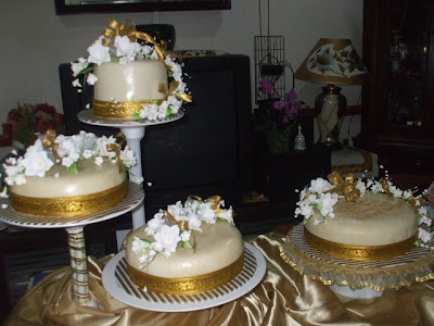 Wedding Cakes  Prices on Gold Wedding Cake Ratu Idaman