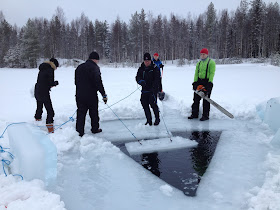 Kolmionmallisesta avannosta vedetään naruilla jäänkappaleita