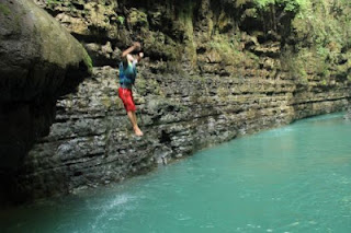 siap terjun dari batu