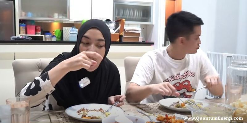 Photo Suami Istri makan sahur Ramadhan Keluarga