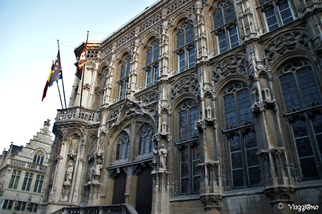 La facciata gotica del Municipio di Gand