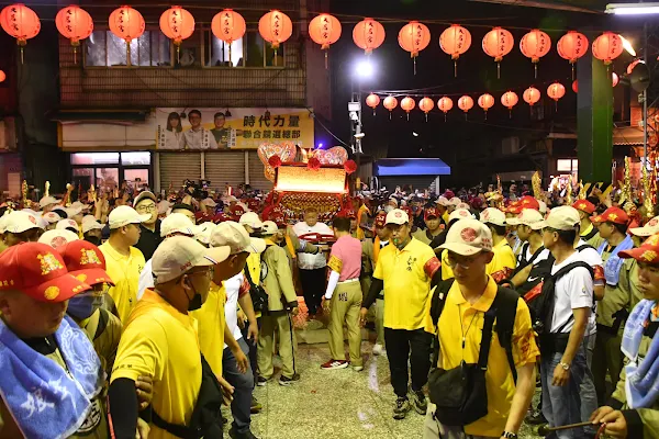 ▲大甲鎮瀾宮媽祖在董事長顏清標、副董事長鄭銘坤等人一路伴隨下進入彰化。（記者林明佑翻攝）