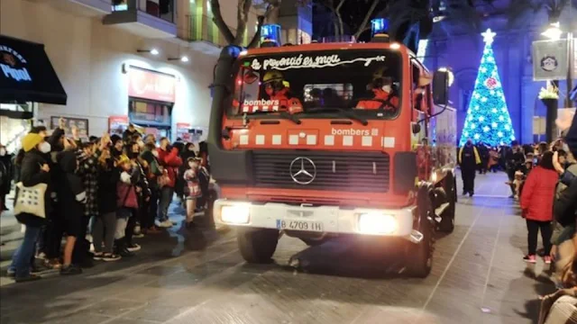 Camió de bombers a la Cavalcada dels Reis d'Orient a Vilanova i la Geltrú