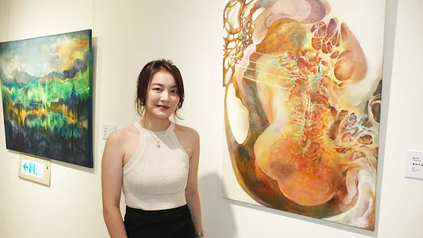 ▲藝術家陳巧芹體察身體感受，透過畫作將感官與情緒具體呈現。（記者林明佑攝）