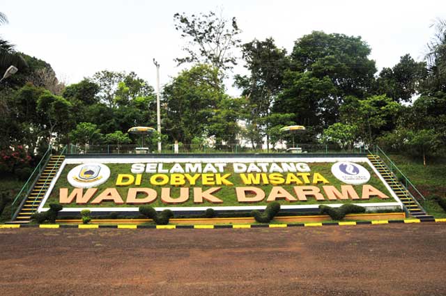 Waduk darma memang bagus di saat siang, coba kamu mampir di waktu malam hari, kamu akan merasakan sesuatu