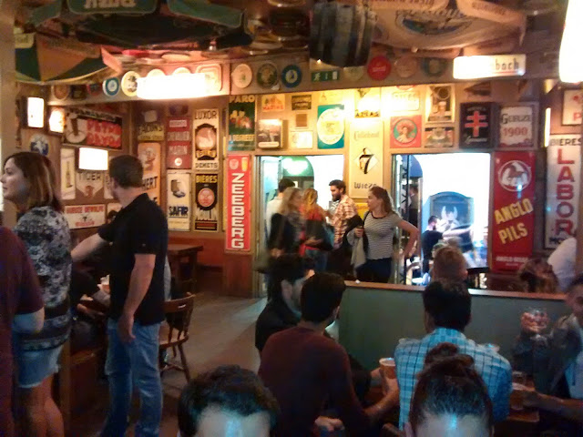 Dentro de um dos bares Delirium Café da vila - Bruxelas - Bélgica - Cerveja