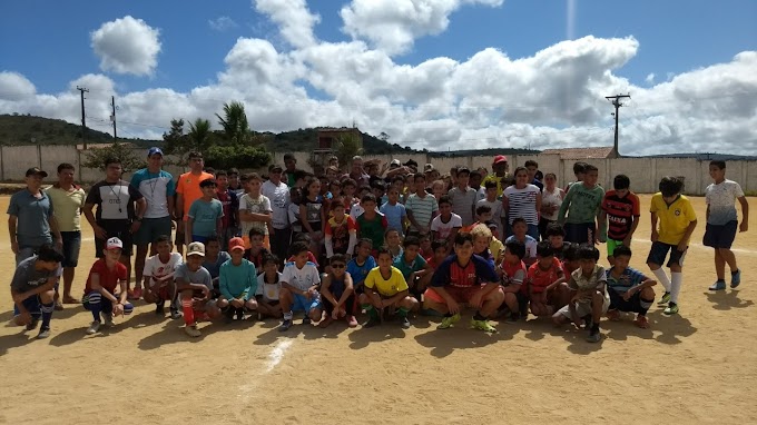 Prefeito de Saloá visita atletas da Escolinha de Futebol União Bola pra Frente!