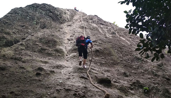 Menggapai puncak Gunung Munara dengan seutas tali