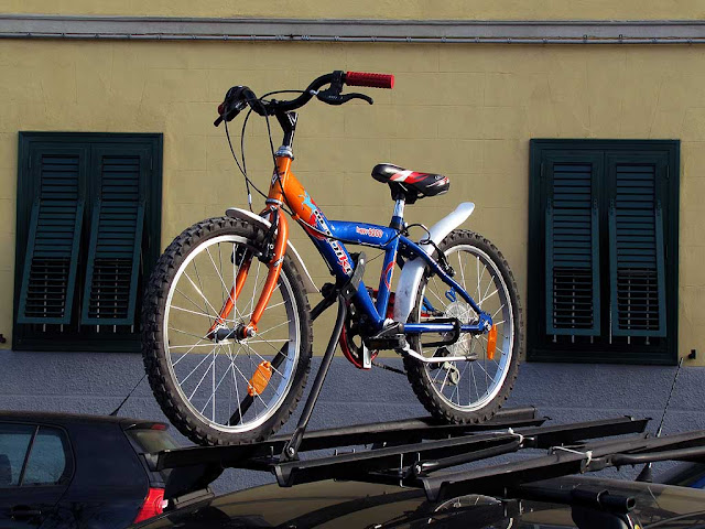 Bicycle rack on top of a car, Livorno