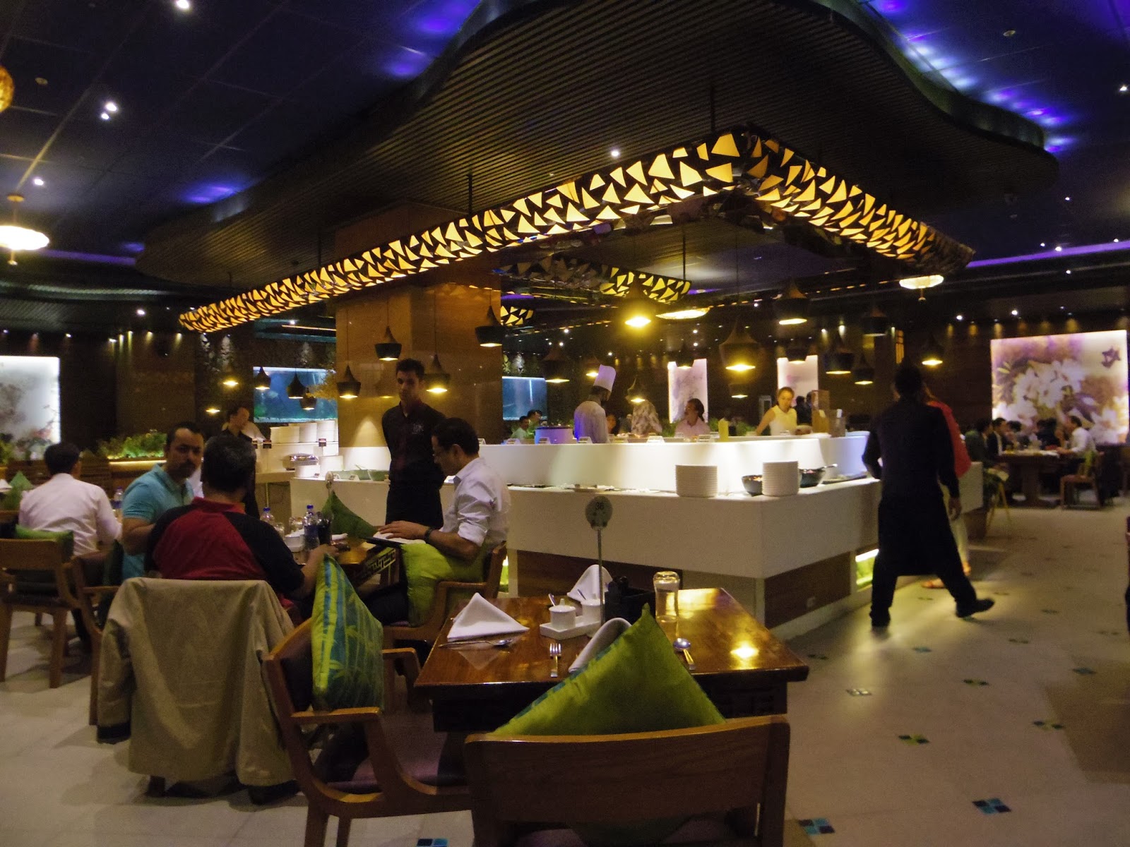世界一周屋 Go Around The World Mumbai インドのキャバクラで札束シャワー その１