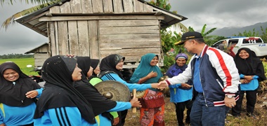 Wagub Sumbar Bantu Gapoktan Pembasmian Hama Tikus di Dharmasraya