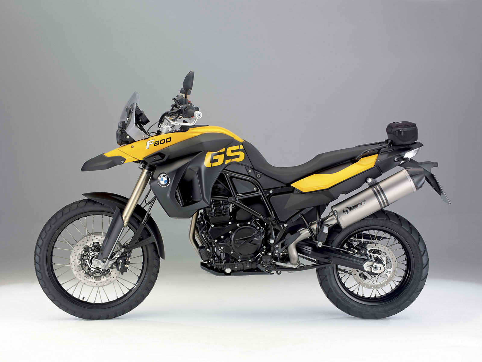 The BMW F 800 GS 2010 is accessible in Lava Orange Metallic/Black Satin and 