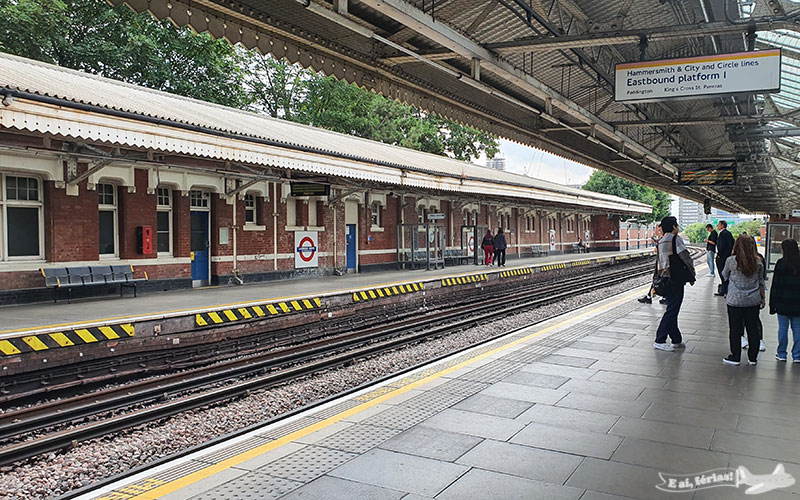 Estação de metrô em Notting Hill.