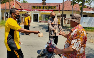 Kabid Humas Polda Jabar : Jumat Berkah, Polisi Berbagi Nasi Bungkus Kepada Warga