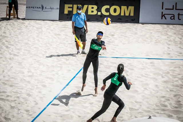 Taina e Victoria em partida contra as lituanas pelo qualifyng do Katara Cup