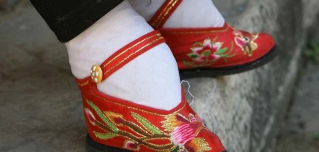 يعد طي القدم من العادات الرائجة في القرن العاشر في الصين التي كانت حينها شرطا لزواج الإناث