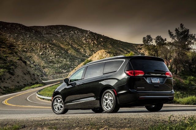 Rear 3/4 view of 2017 Chrysler Pacifica