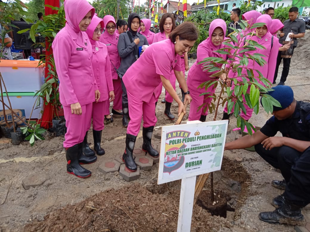 Ketua Bhayangkari Daerah Banten Lakukan Aksi Penanaman Pohon