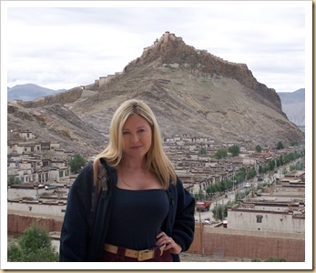 Tíbet,Gyantsé,  Monasterio de Pelkor Chode con la fortaleza del Dzong al fondo.