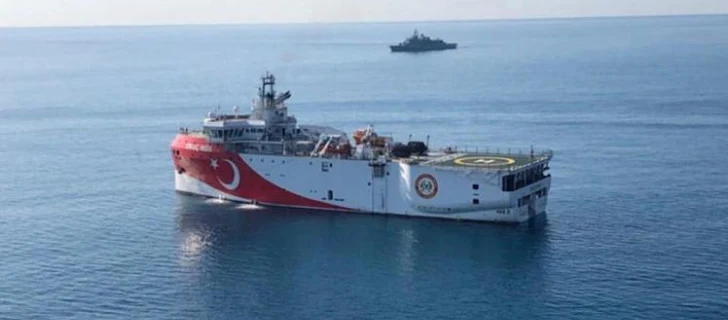 Βίντεο: Αγκυροβολημένο στην Αττάλεια το Oruc Reis - Συνοδεύεται από τουρκικές φρεγάτες