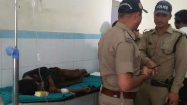 देहरादून : खेलते-खेलते खाने में गिरी बॉल तो प्रिसिंपल ने बच्चे को बेहोश होने तक पीटा देहरादून : खेलते-खेलते खाने में गिरी बॉल तो प्रिसिंपल ने बच्चे को बेहोश होने तक पीटा