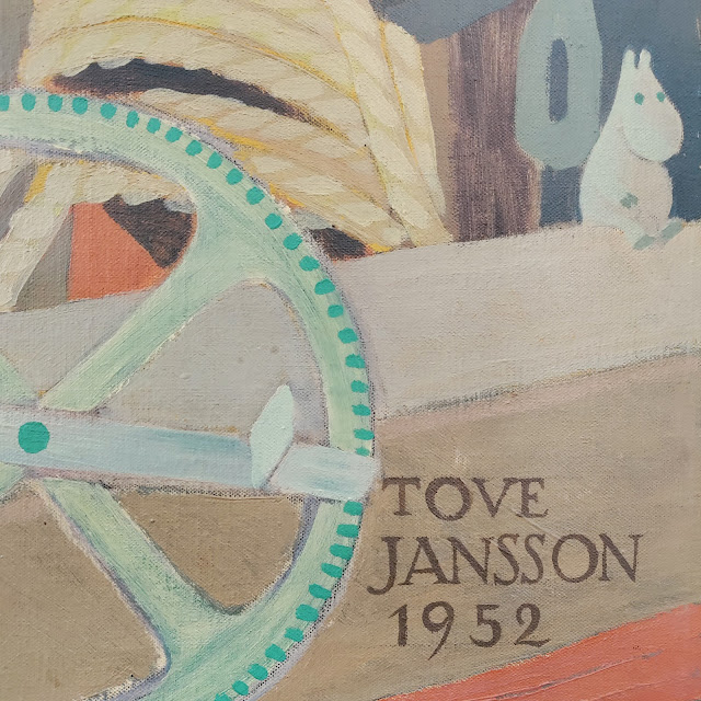 Maalaus, jossa lukee Tove Jansson 1952. Nimen yläpuolelle on maalattu muumipeikko.
