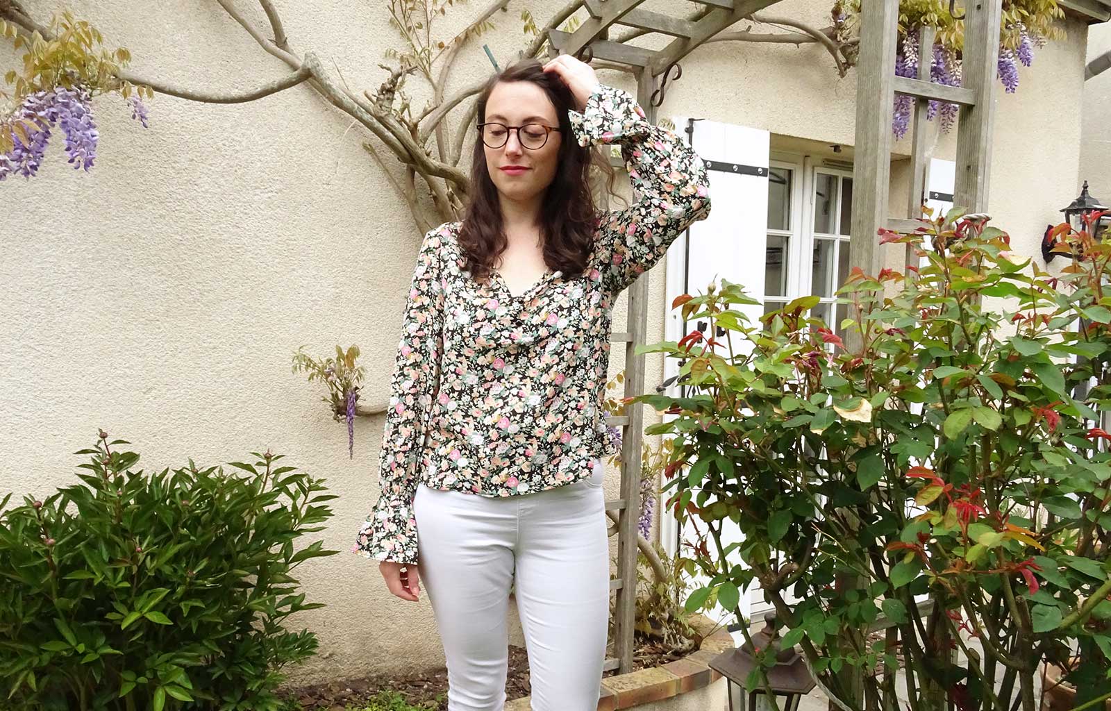 look blouse fleurie SHEIN pantalon blanc primark veste kaki etam ballerines noires