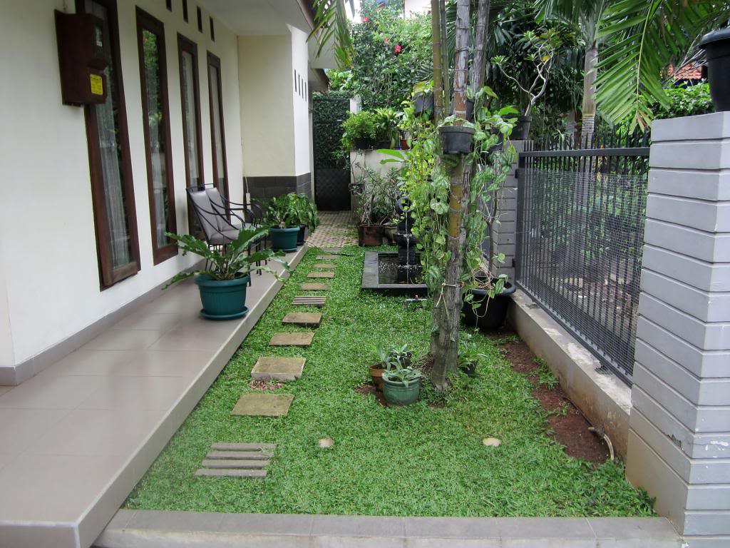 Teras rumah dengan taman memanjang dan disertai pagar 