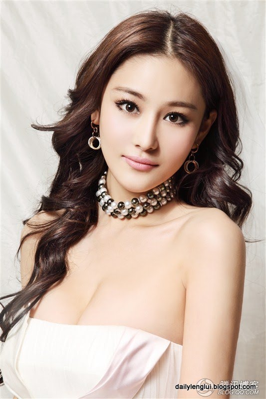 Viann Zhang Xinyu (张馨予) Viann Zhang Xinyu (张馨予)