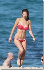 Samara-Weaving-Red-Bikini-Pictures-In-Sydney-15