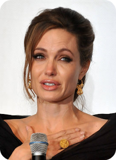 Анджелина Джоли чуть не плачет